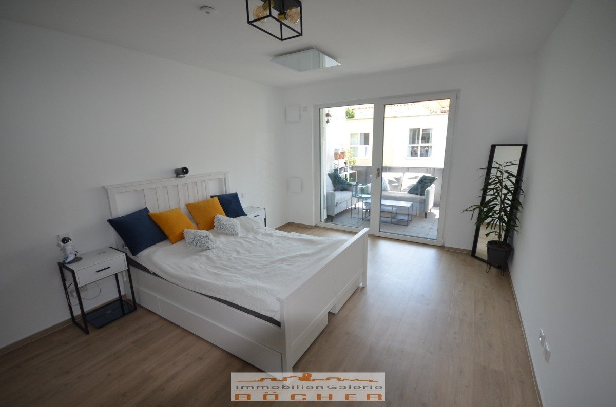 Schlafzimmer m. Balkonzugang