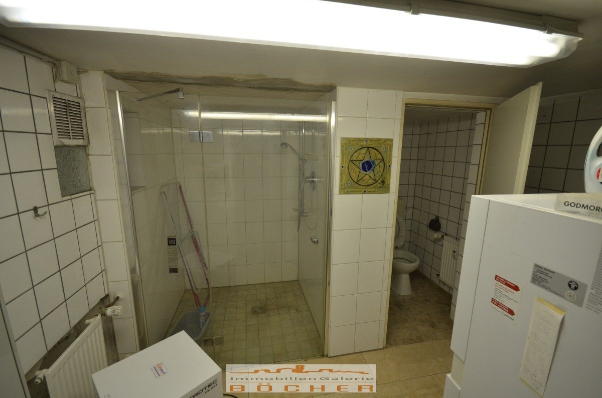 Dusche und WC im UG Dusche und WC im UG