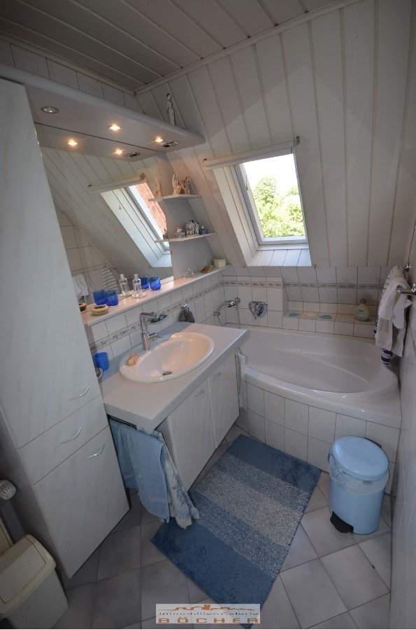 Bad mit Wanne (OG)
