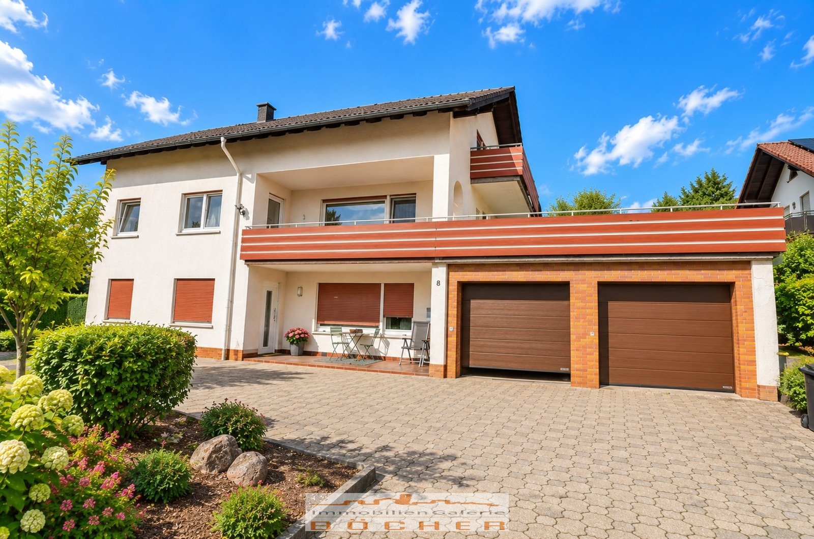 Hausansicht mit 2 Garagen
